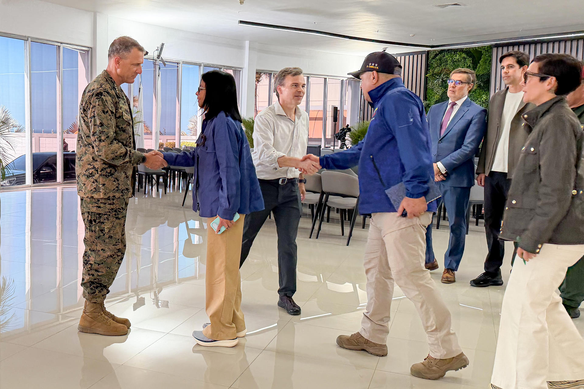 Jefe del Comando Sur visita Venezuela para coordinar la reconstrucción tras los terremotos