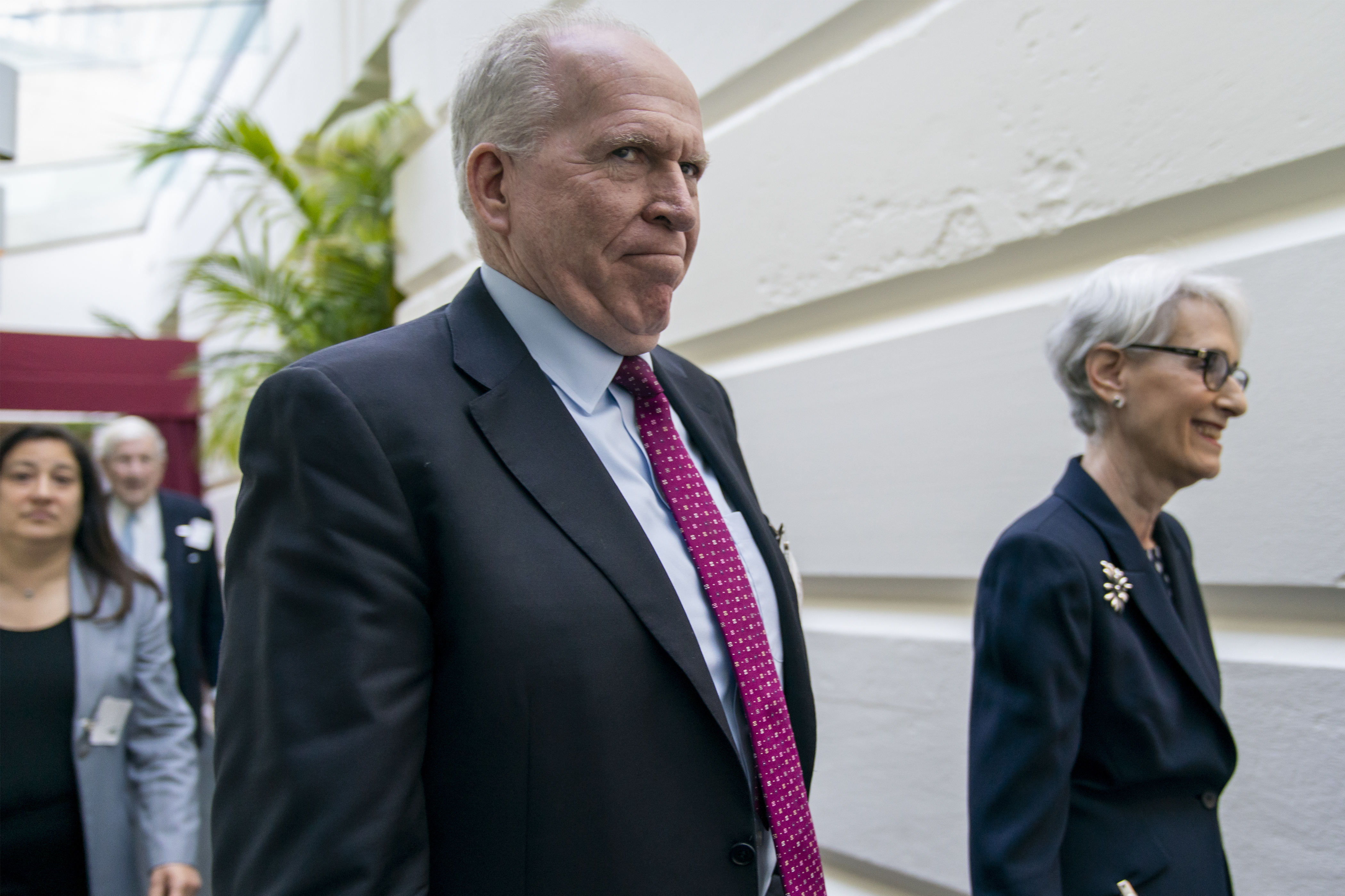 Exdirector de la CIA demanda a la administración Trump; acusa investigación por represalia política