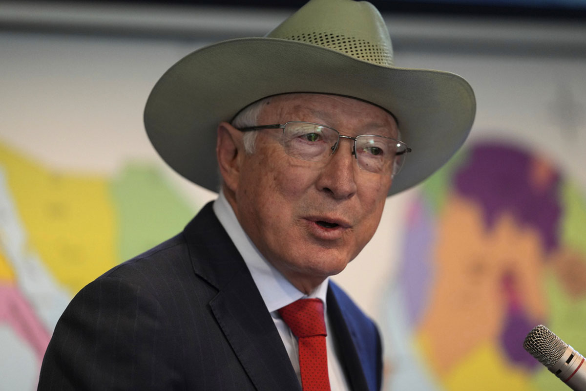 Ken Salazar, ex embajador estadounidense, niega que AMLO haya estado involucrado con el narco