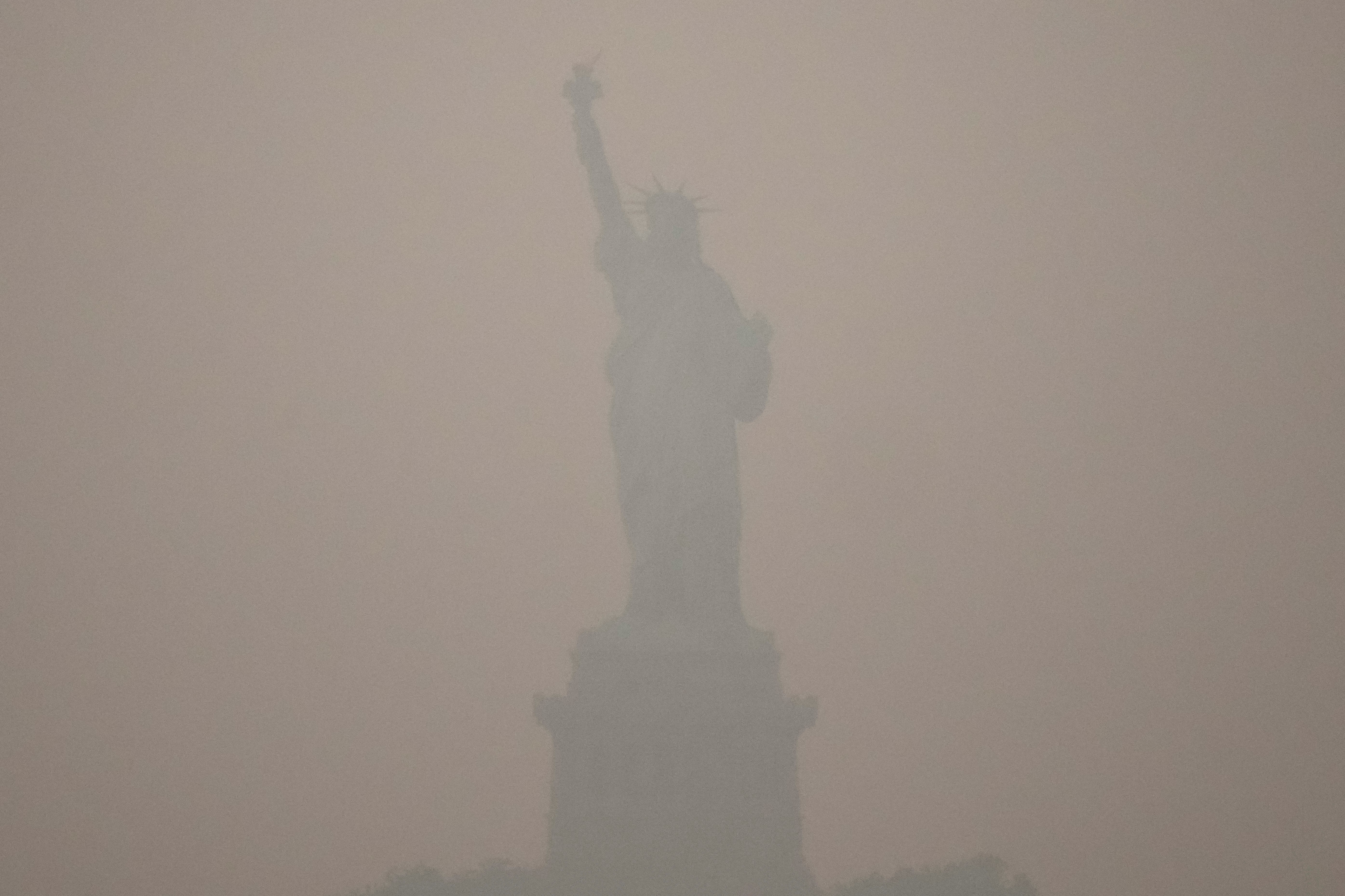 Nueva York bajo alerta por humo de incendios en Canadá: el aire alcanza niveles dañinos