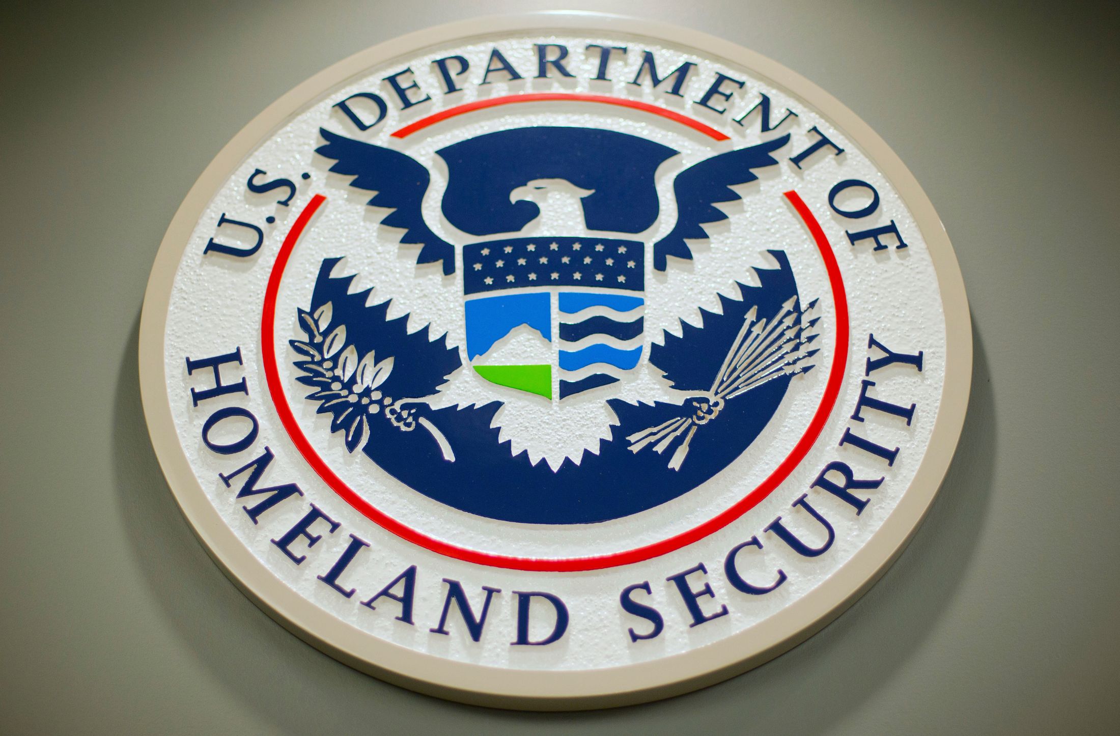 Demandan a Trump por presuntamente compartir datos de asilados iraníes con el régimen de Irán