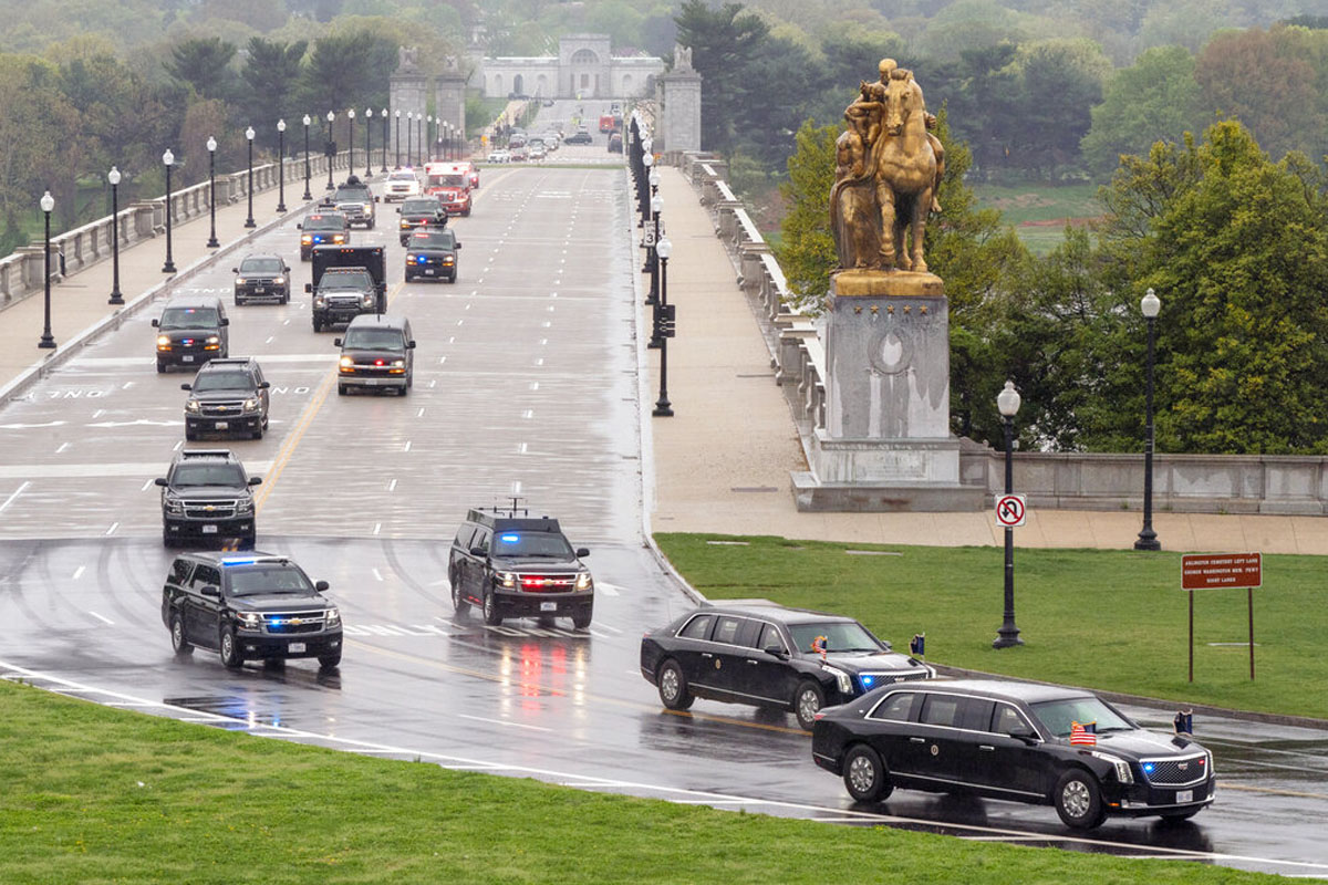Donald Trump presume cómo lucen las estatuas de Washington que mandó a recubrir con pan de oro