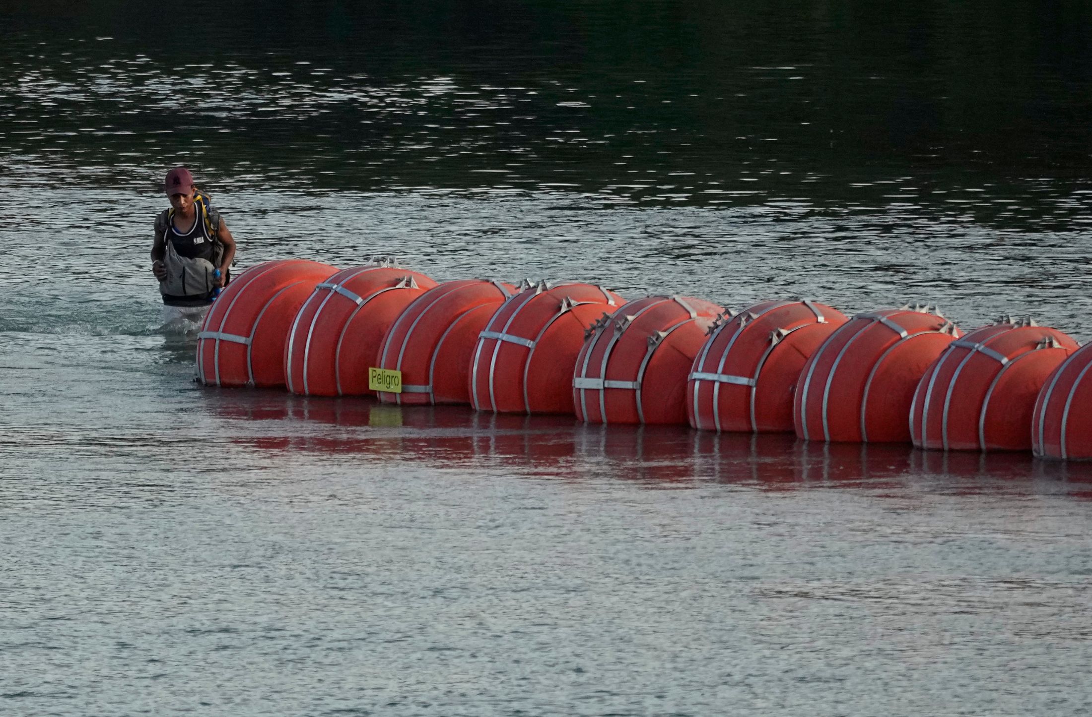 Río Bravo arrastra muro flotante de Abbott que buscaba frenar a inmigrantes
