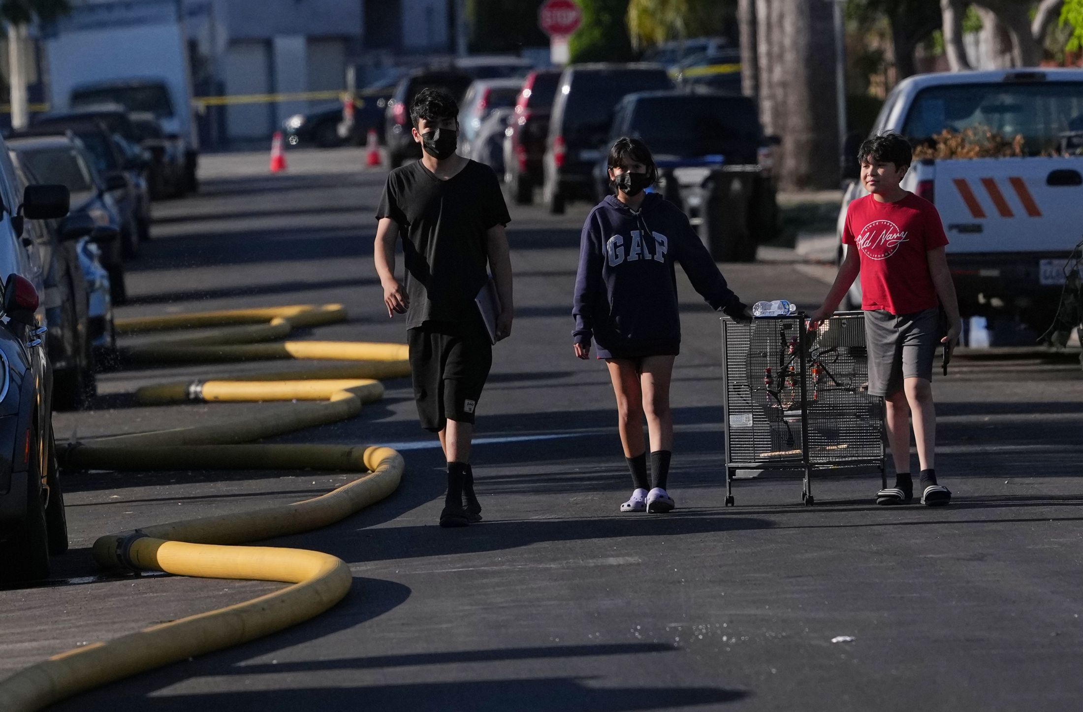 Boyle Heights sigue con malos olores pese al avance de la limpieza tras el incendio