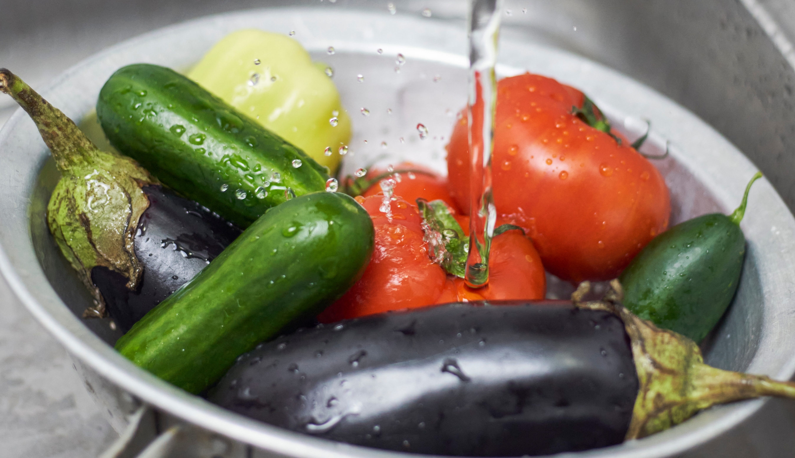 ¡Sin miedo a la "diarrea explosiva"! Cómo seguir comiendo frutas, vegetales y verduras y no infectarte en el intento