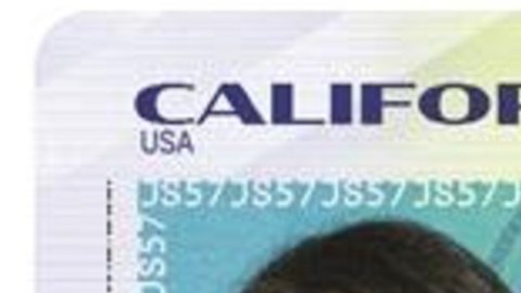 El DMV advirtió que puede suspender las licencias para conducir si los notificados no repiten su examen escrito de conocimientos.
