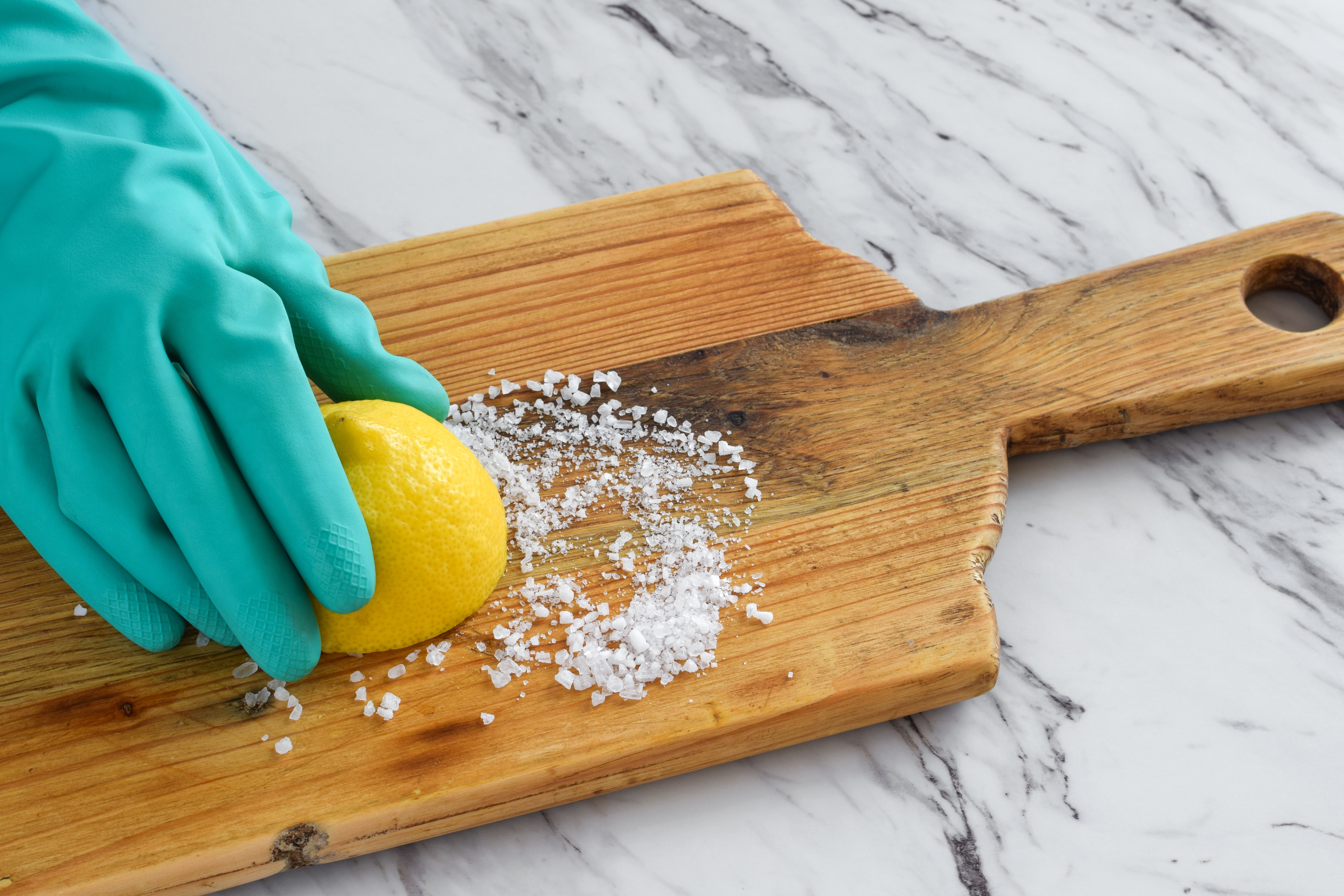 Cómo limpiar la tabla de cortar de madera: truco de 1 minuto que elimina bacterias
