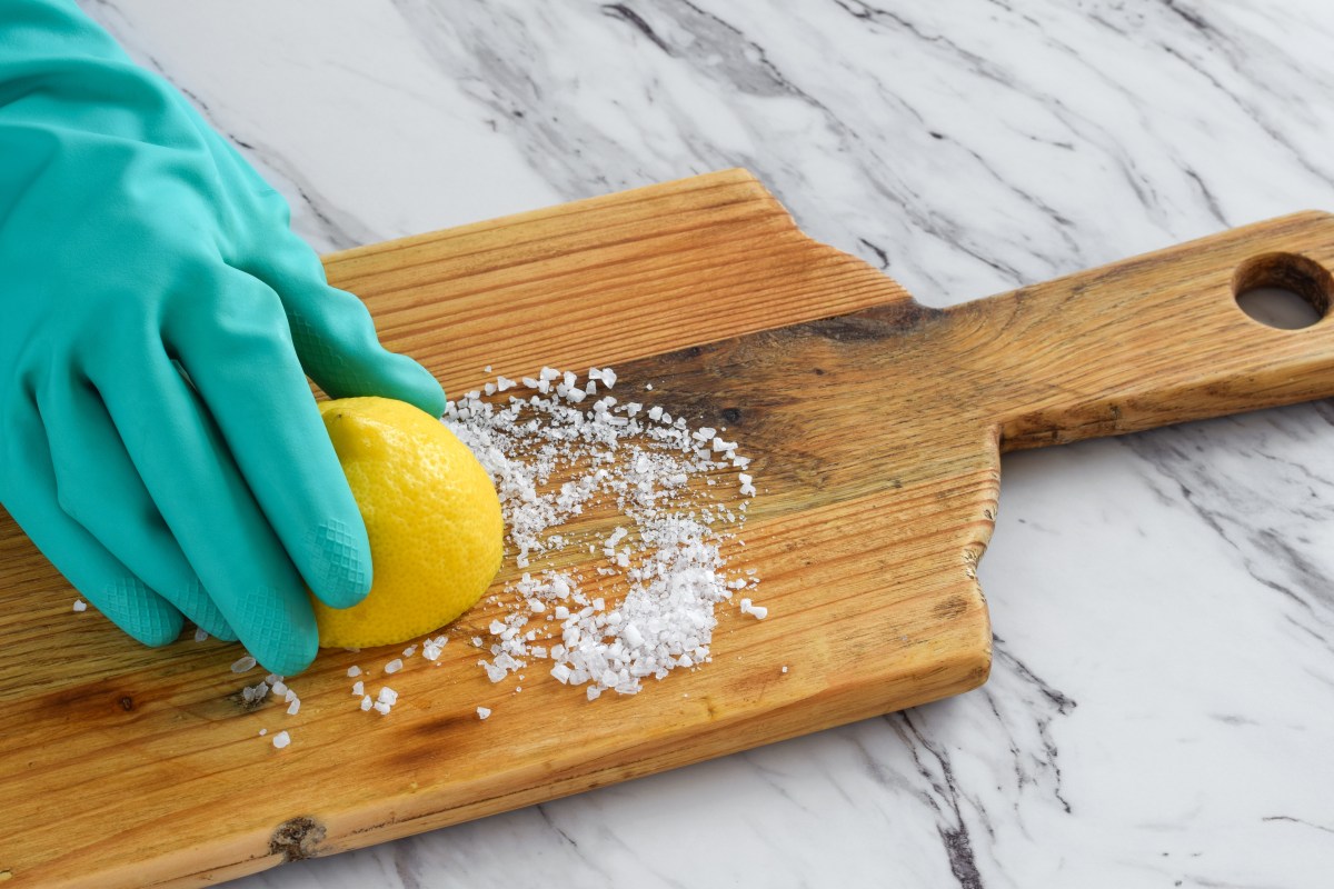 Cómo limpiar la tabla de cortar de madera: truco de 1 minuto que elimina bacterias