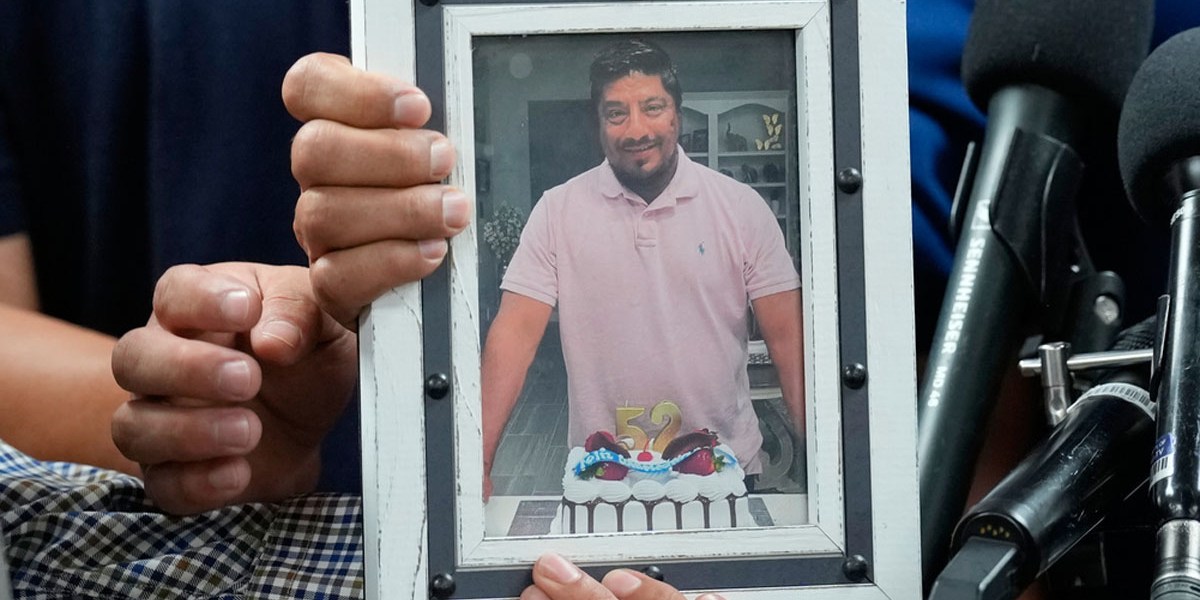 Uno de los familiares de Lorenzo Salgado exhibe una de sus fotografías en vida
