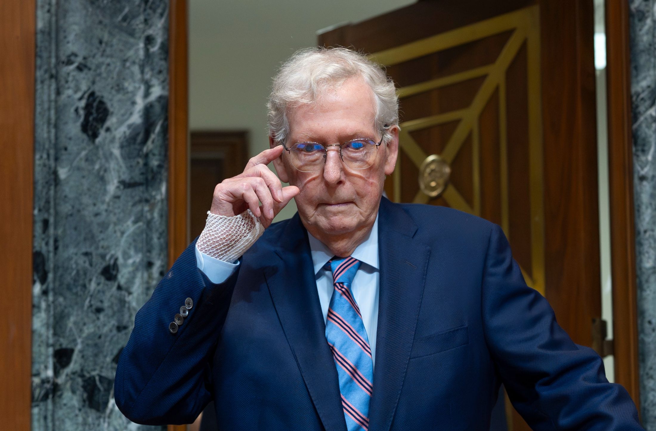McConnell rompe el silencio: revela que una caída provocó su hospitalización y rehabilitación