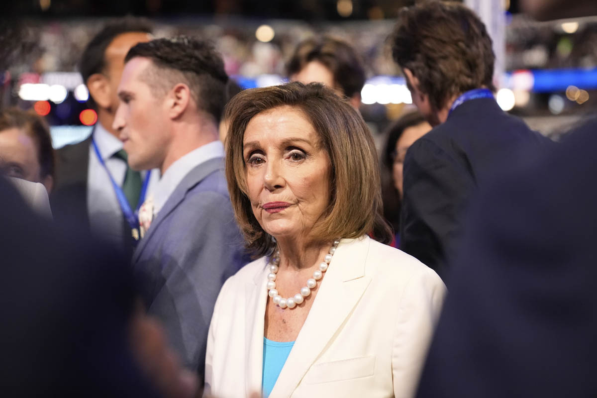 Acusan al esposo de Nancy Pelosi de chocar contra un vehículo estacionado y darse a la fuga