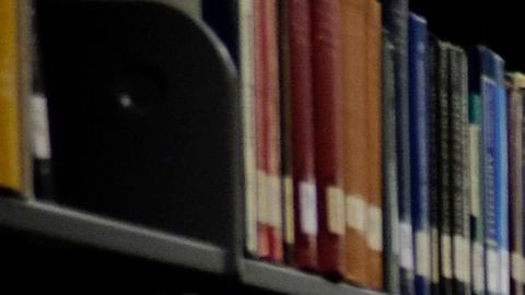 Nueva norma sobre visas estudiantiles pone en alerta a universidades de California