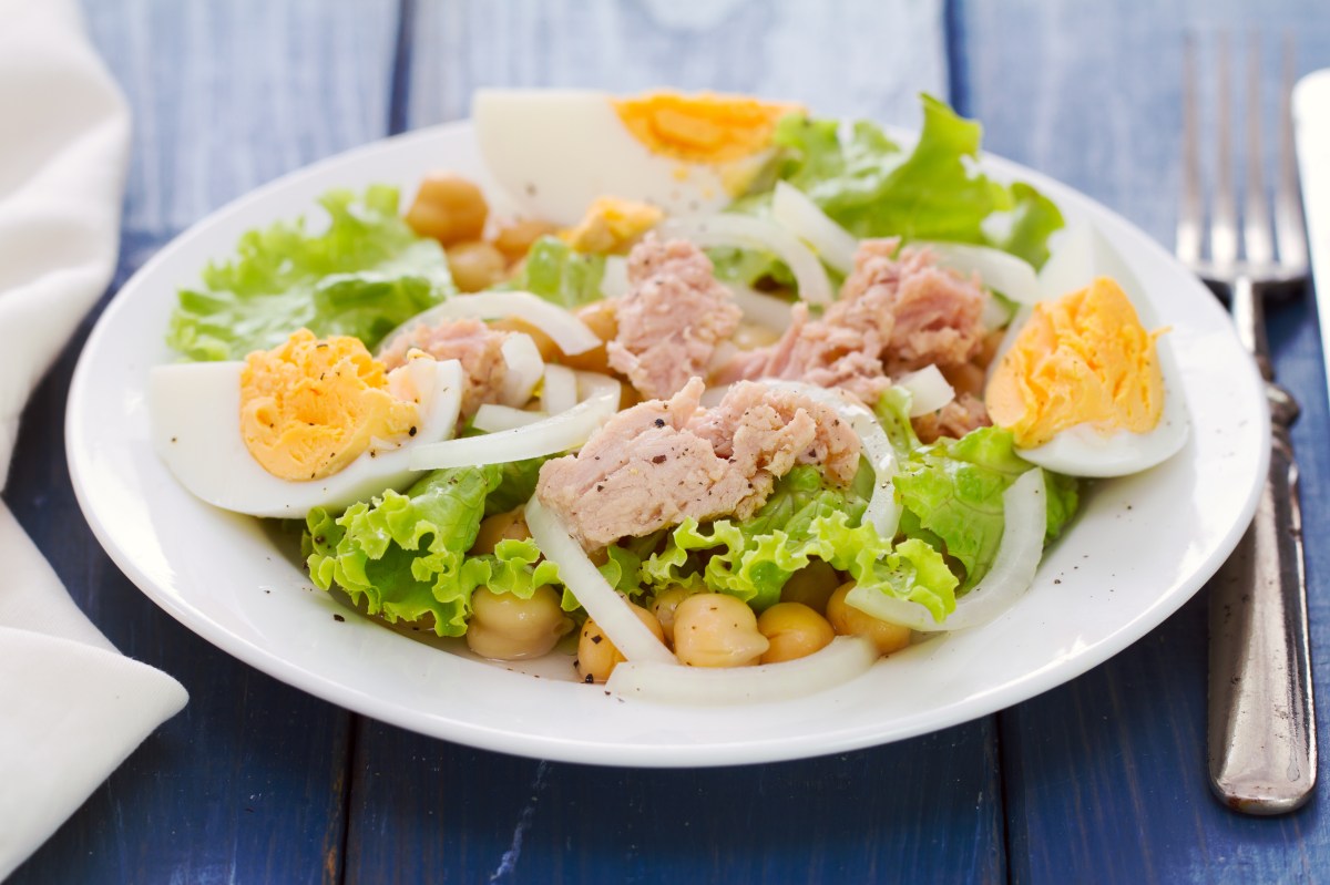 Receta de ensalada alta en proteína: te mantiene lleno por horas y cuesta menos de $5