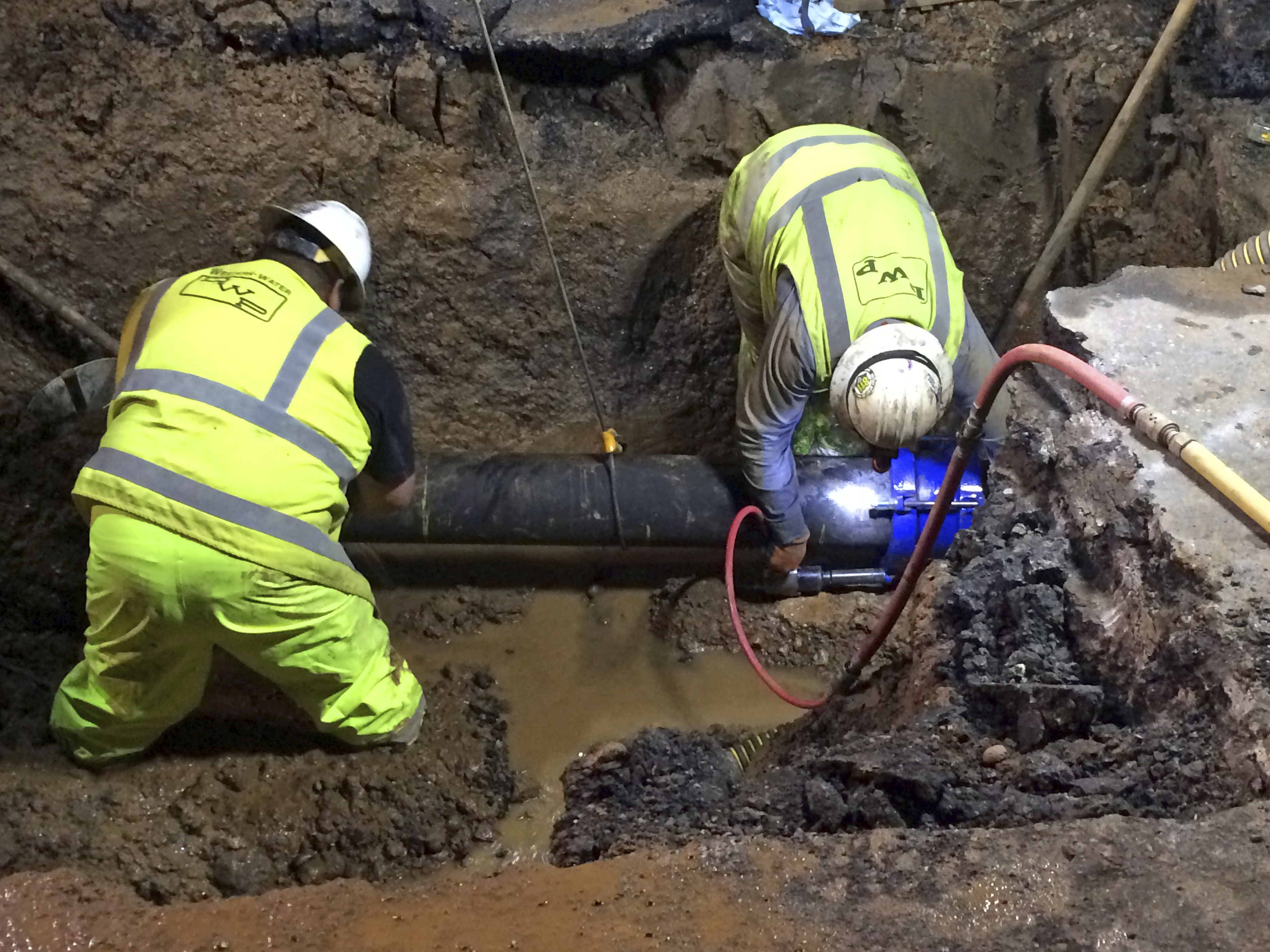 Trabajadores de Los Ángeles reemplazan tubería de agua dañada en West Hollywood