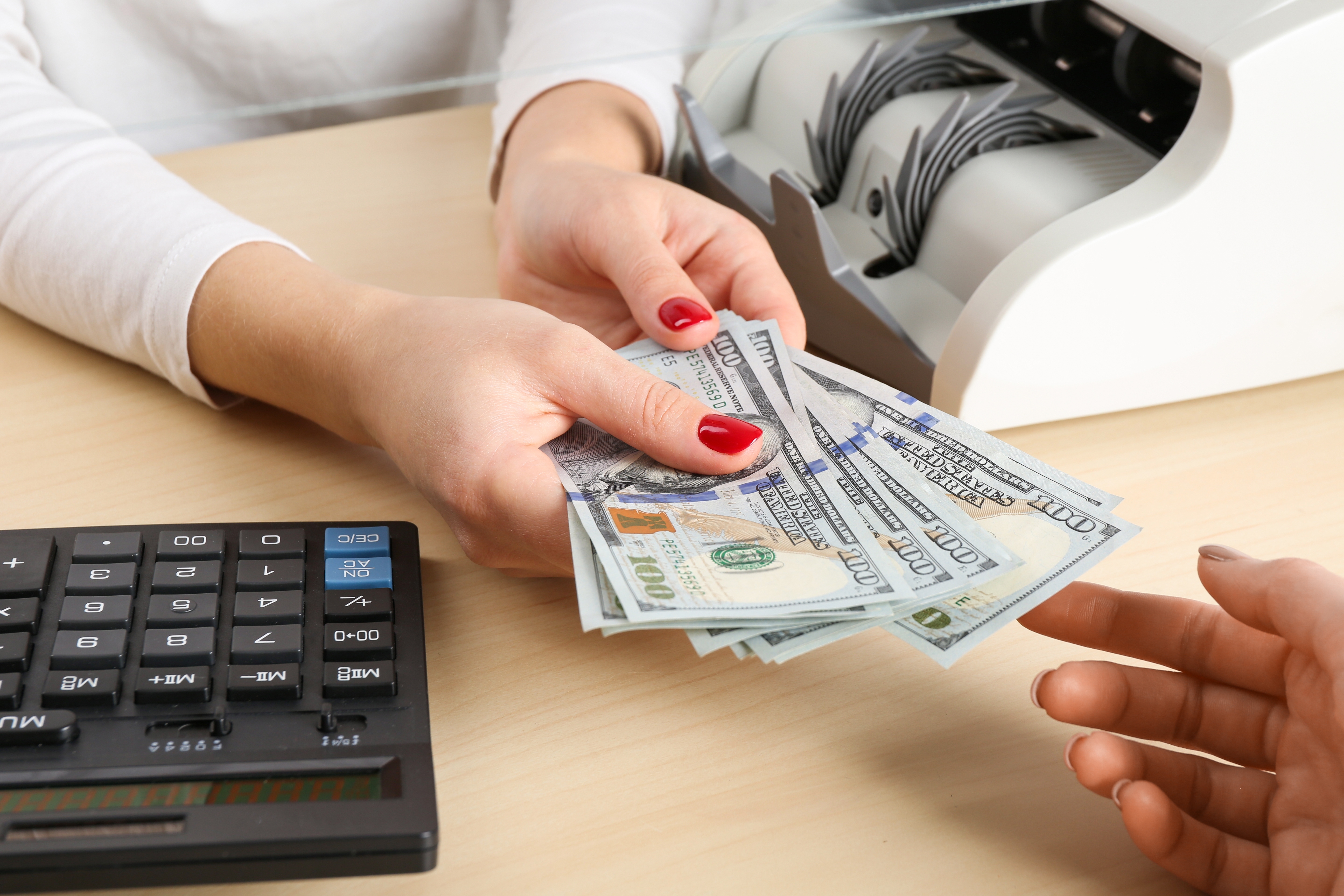 6 cosas que debes saber si piensas retirar $5,000 o más de tu cuenta bancaria en EE.UU.