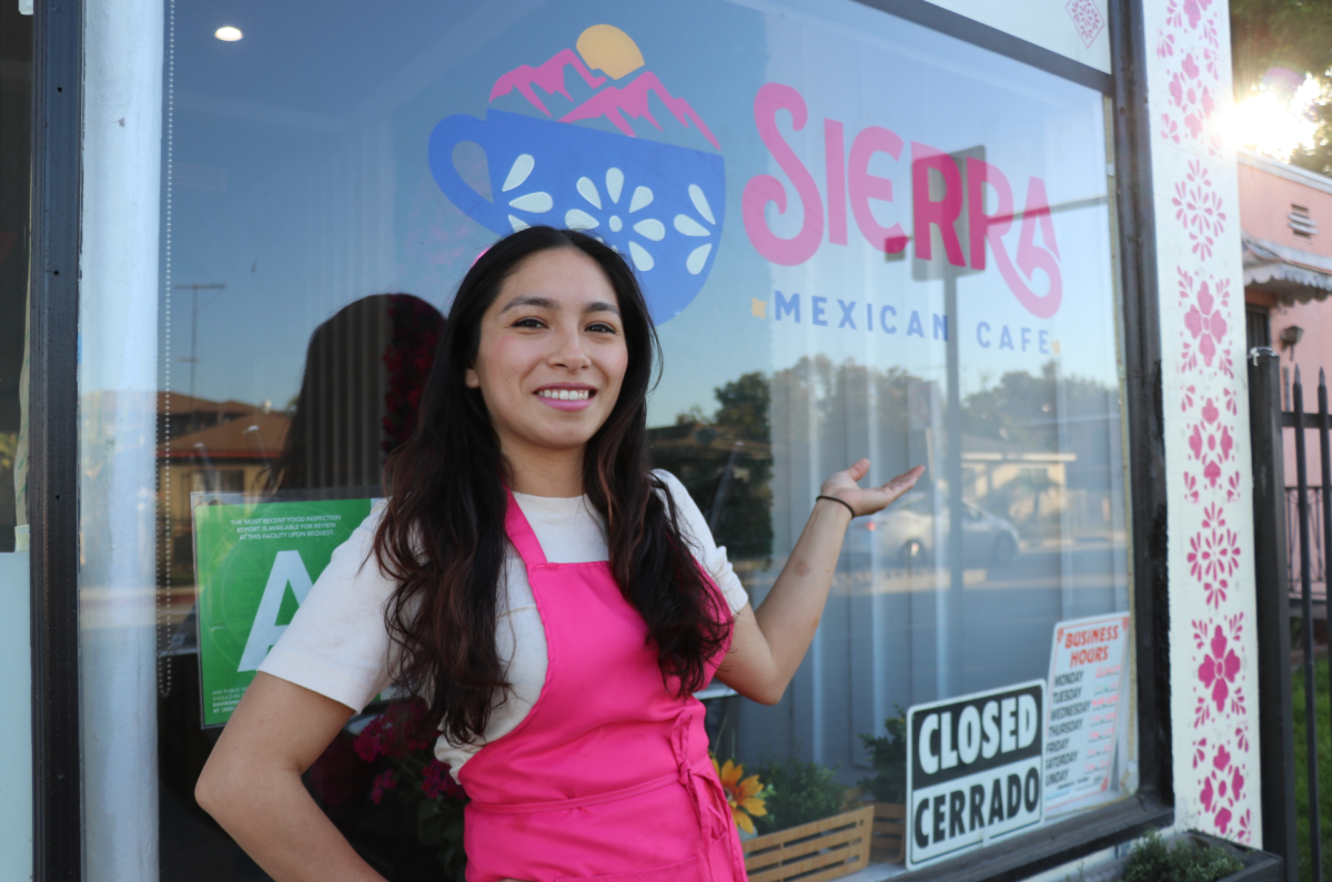 Deja su trabajo como maestra para construir un legado con su cafetería mexicana en South Gate