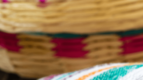 Tortillas y salsa en un ambiente rústico