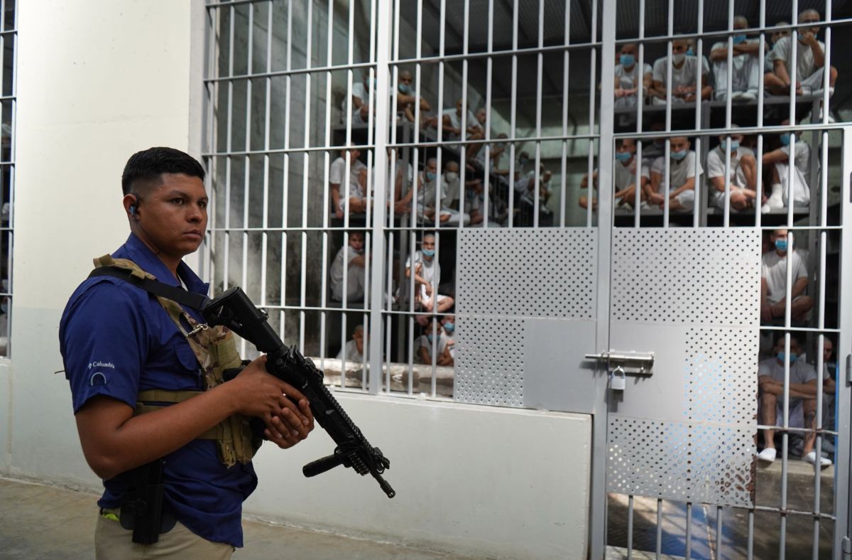 Venezolanos demandan a contratistas del ICE por enviarlos a prisión de El Salvador y sufrir tortura