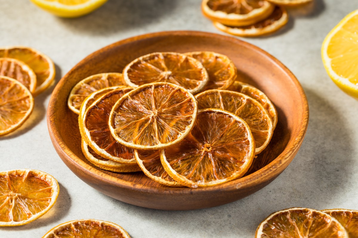 No tires los limones secos, son un tesoro: 3 trucos caseros para reutilizarlos