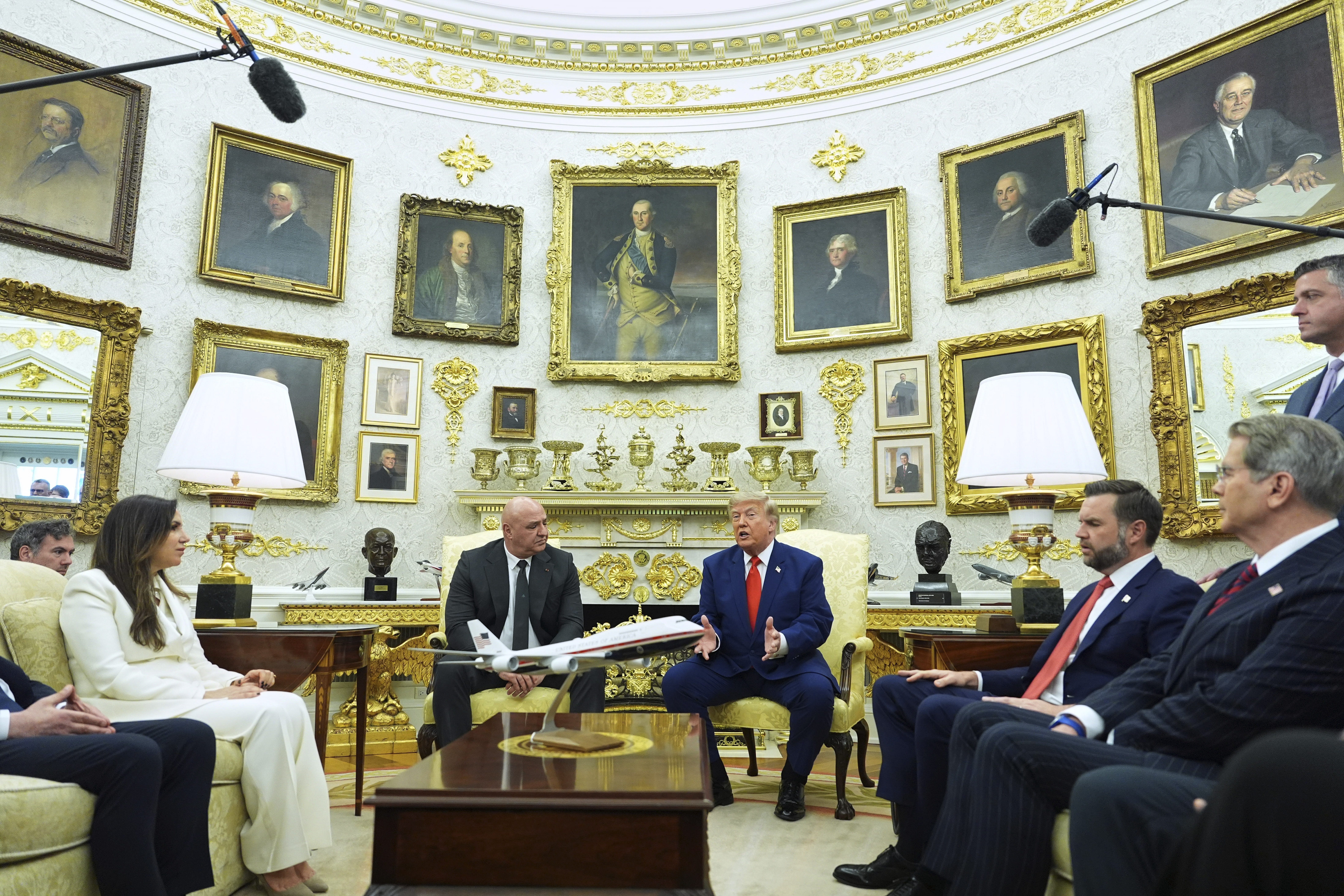 Trump afirma que elecciones de mitad de mandato no afectarán su plan de guerra contra Irán