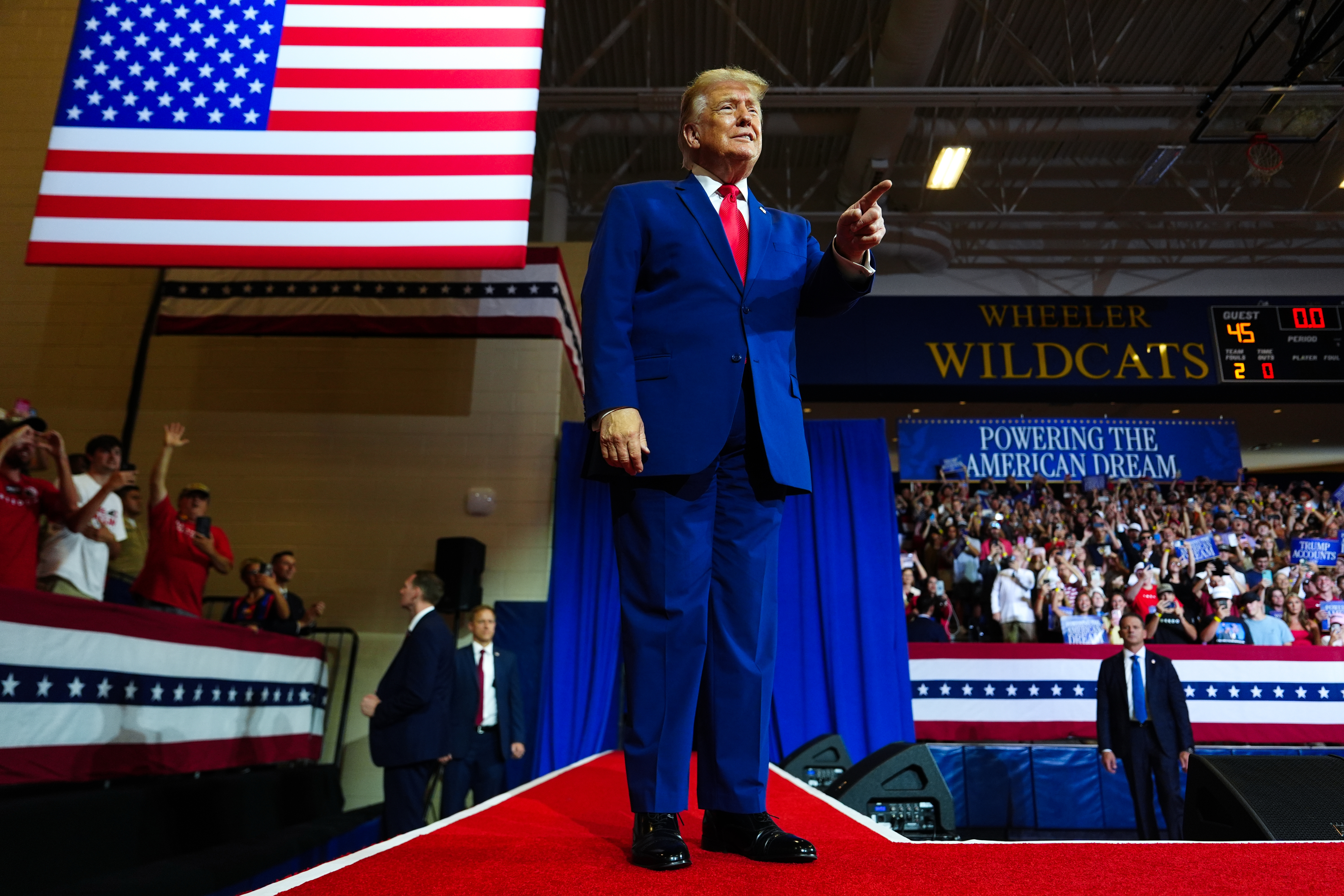 “Estoy aquí para anunciar mi candidatura”, bromeó Trump al iniciar un mitin en Georgia