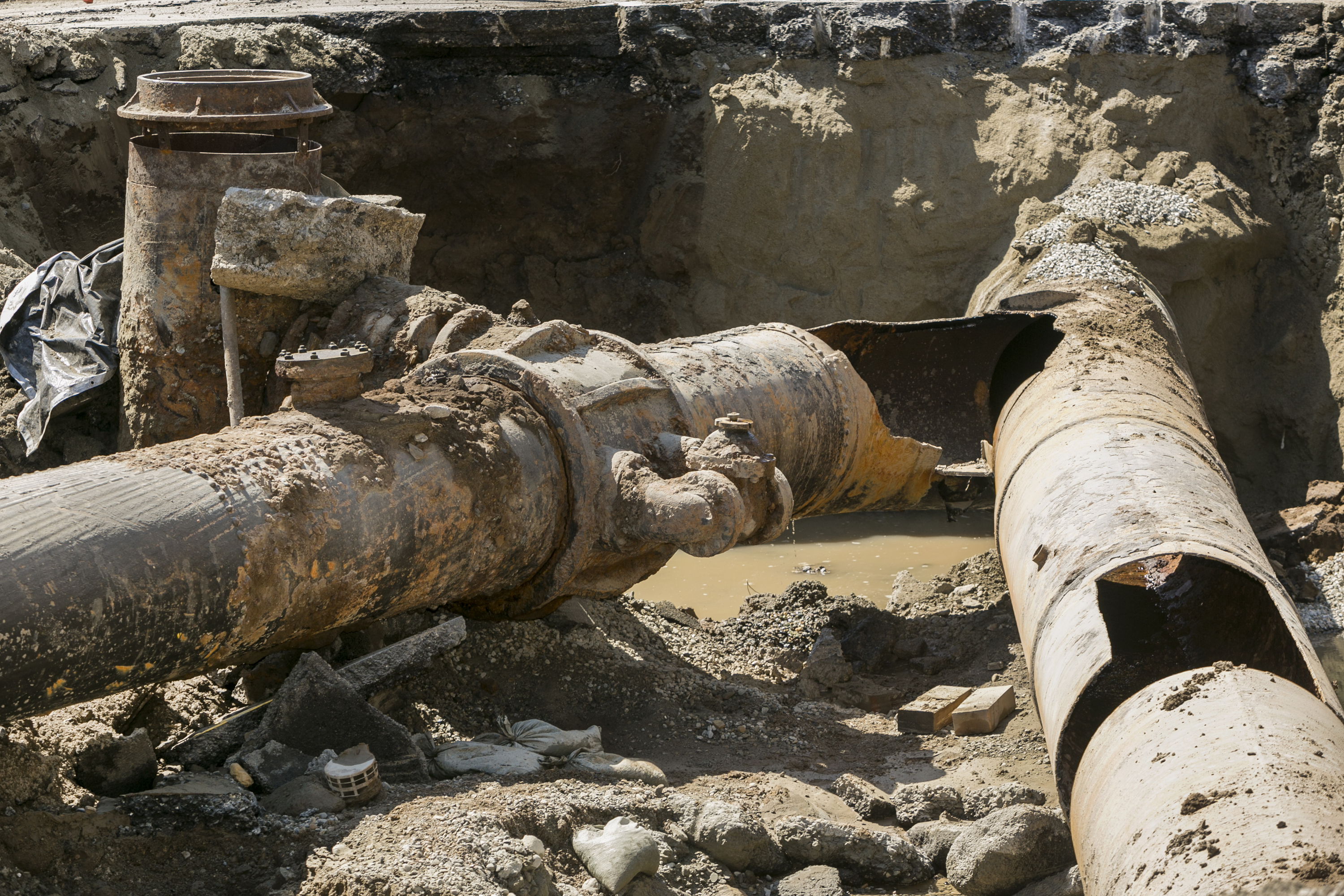 Fallas en tuberías de Los Ángeles evidencian la antigüedad del sistema de agua