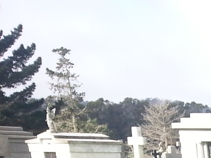 Tumba de Joe DiMaggio en el cementerio católico Holy Cross, con bates de béisbol, bolas y recuerdos de los fanáticos.