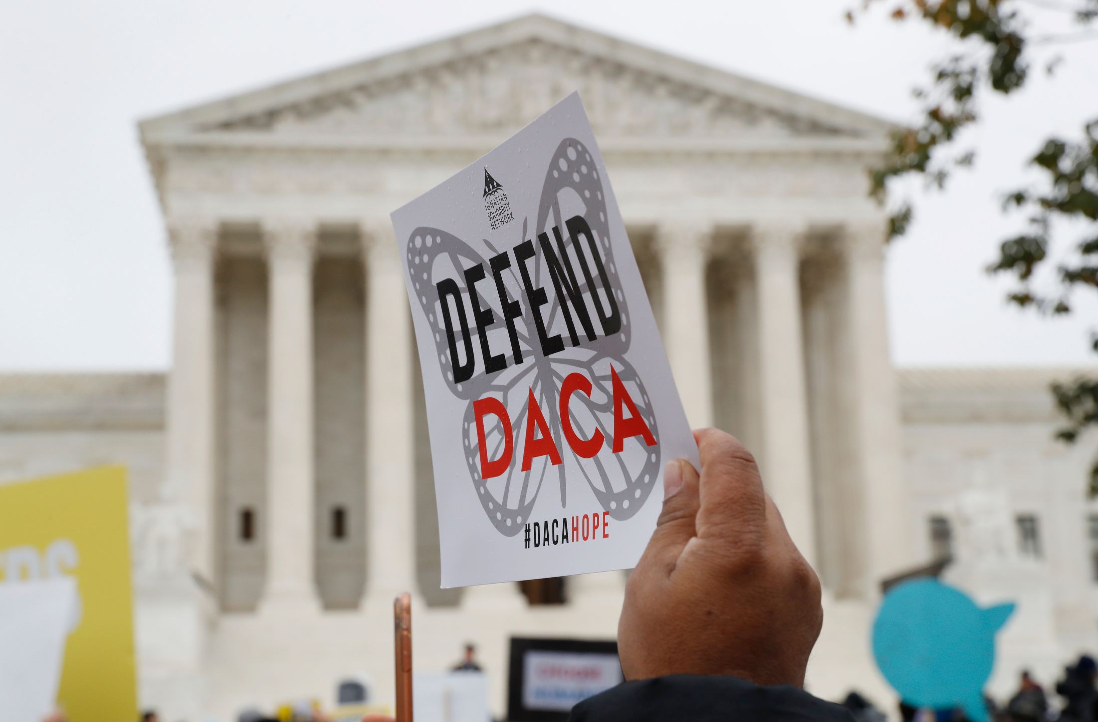 Madre de tres hijos demanda a Trump por revocarle su DACA tras supuesto “viaje no autorizado“
