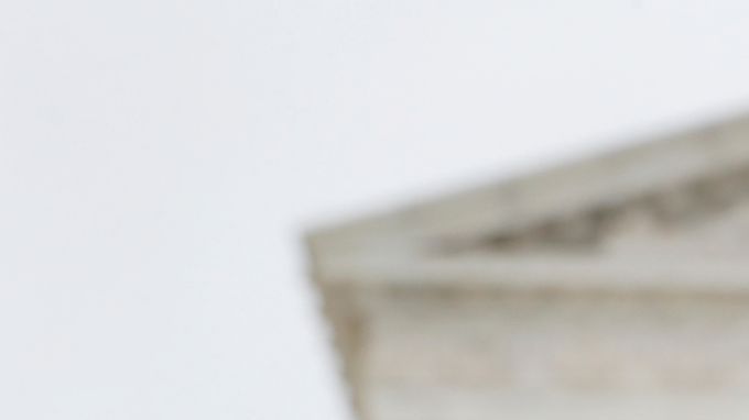 Una madre de Texas busca recuperar su protección migratoria tras ser expulsada pese a contar con permiso vigente.