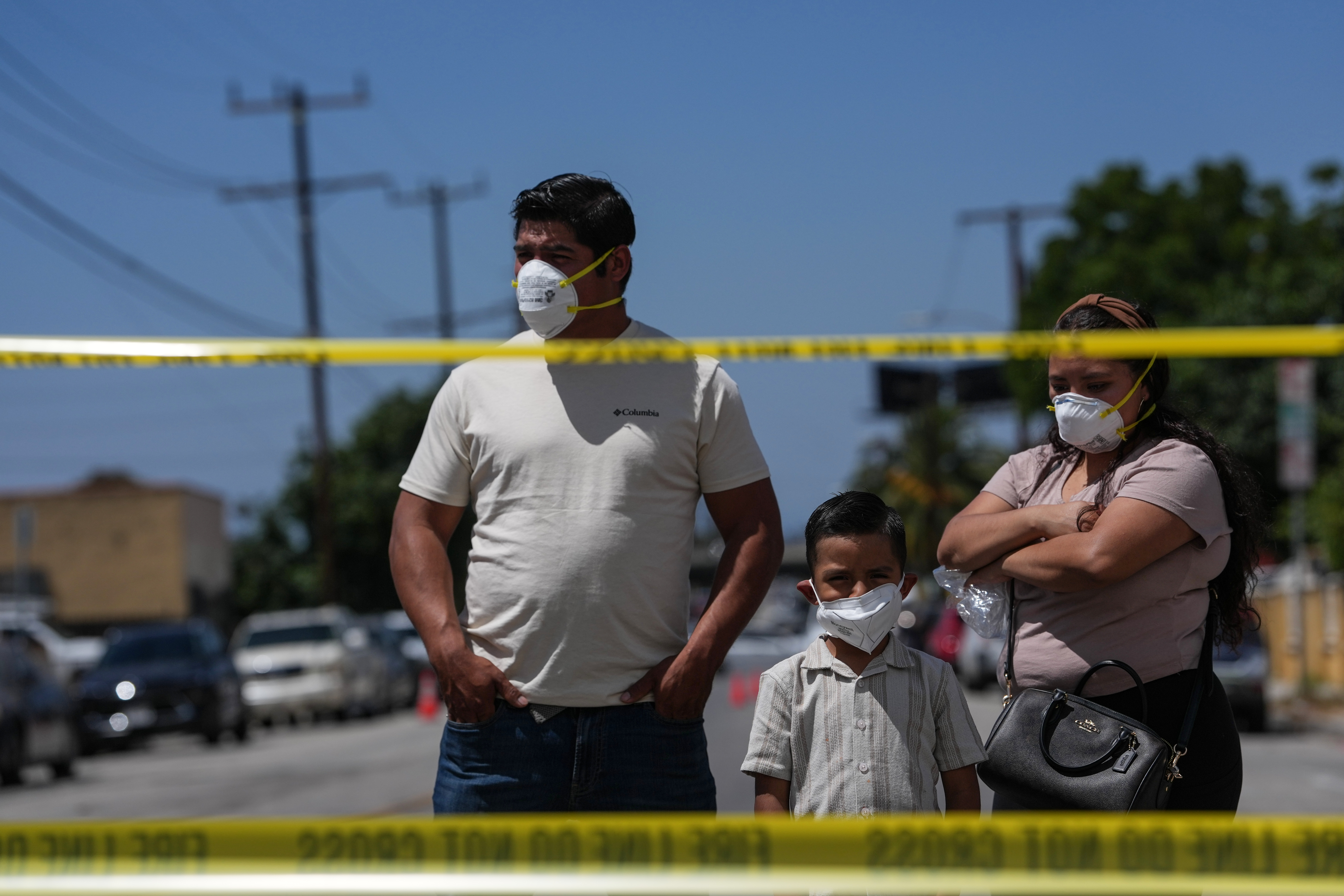 Quejas por mal olor proveniente de almacén incendiado en Los Ángeles