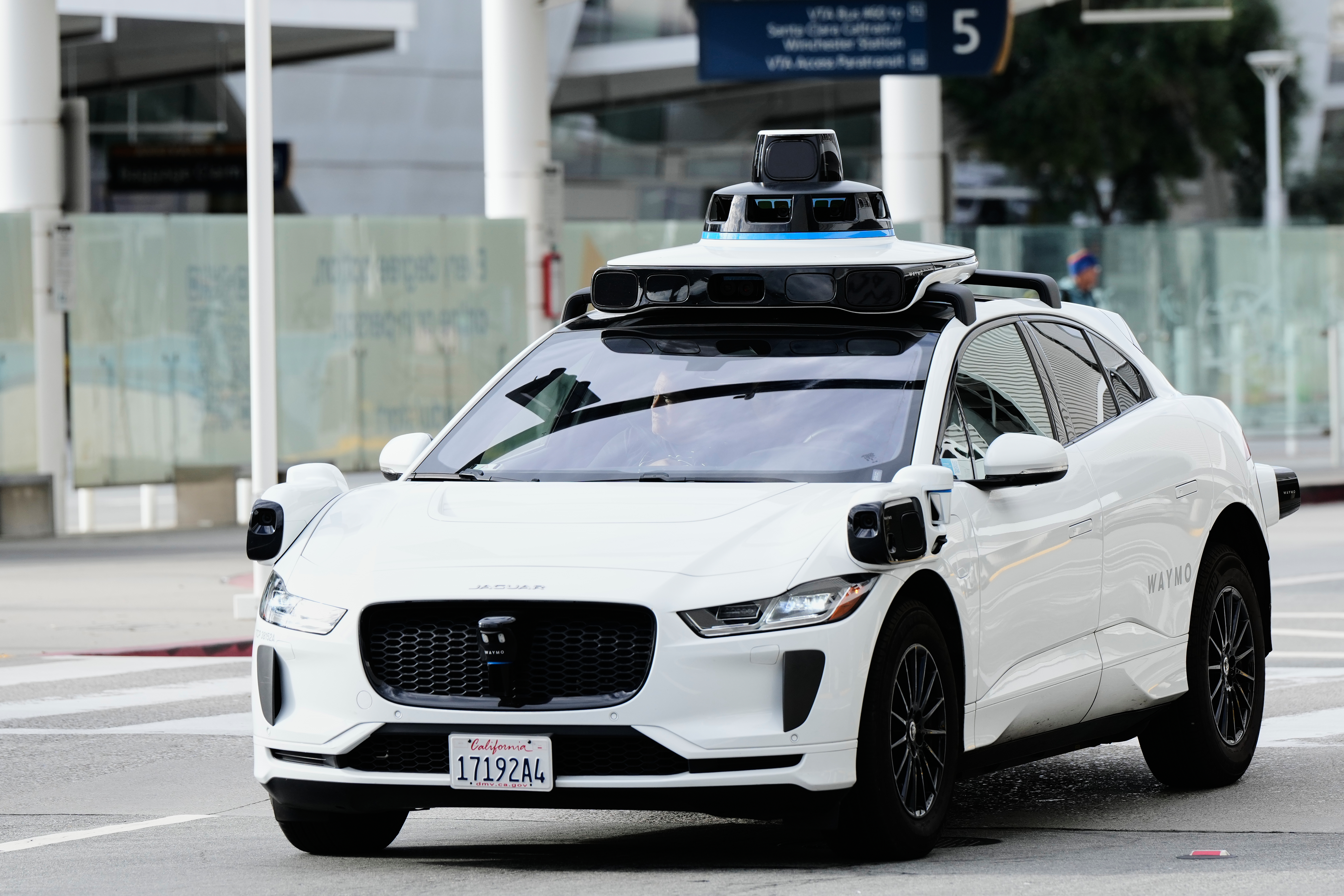 Waymo reporta accidente de taxi autónomo en Los Ángeles