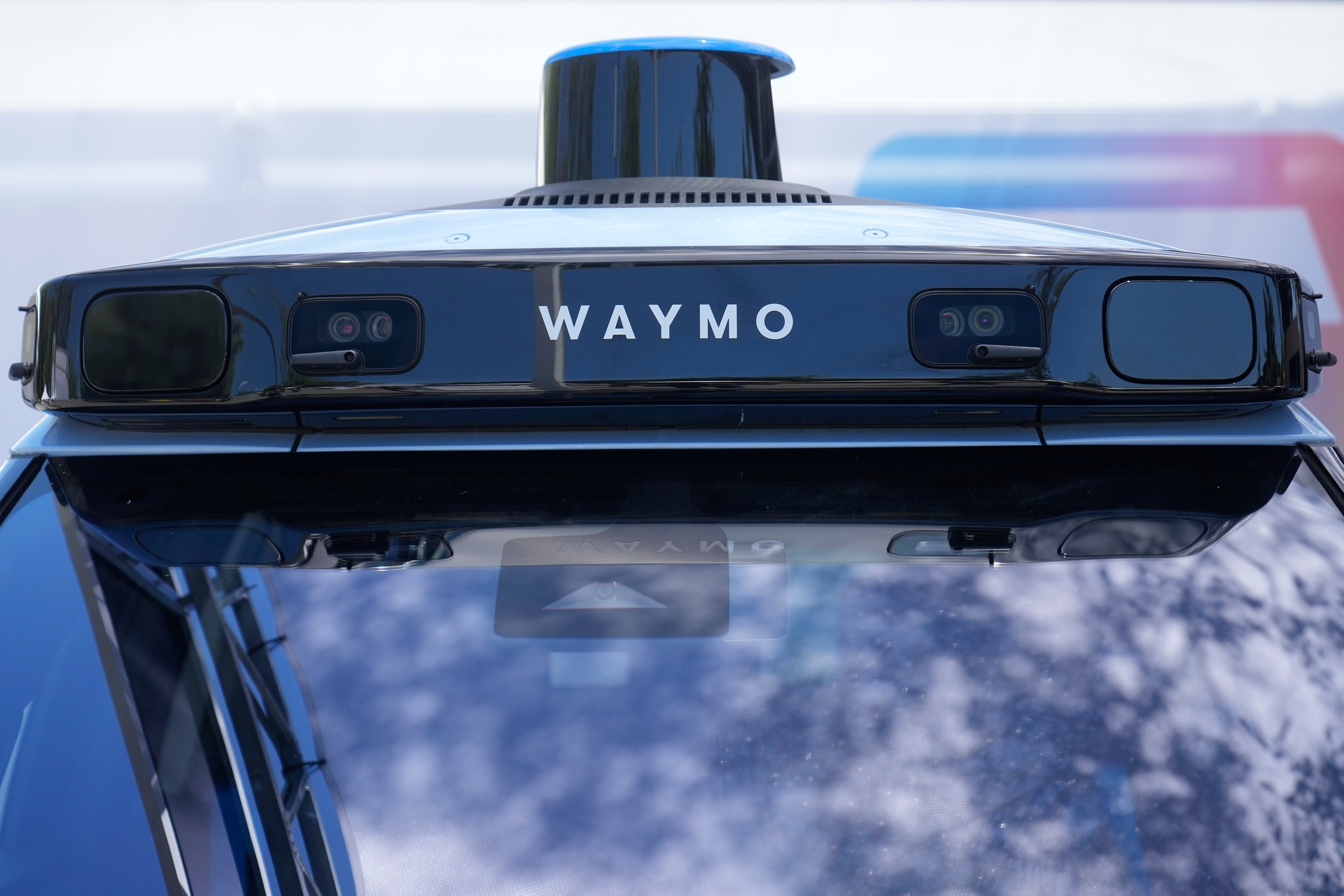 Hombre vandaliza taxi autónomo de Waymo en Los Ángeles