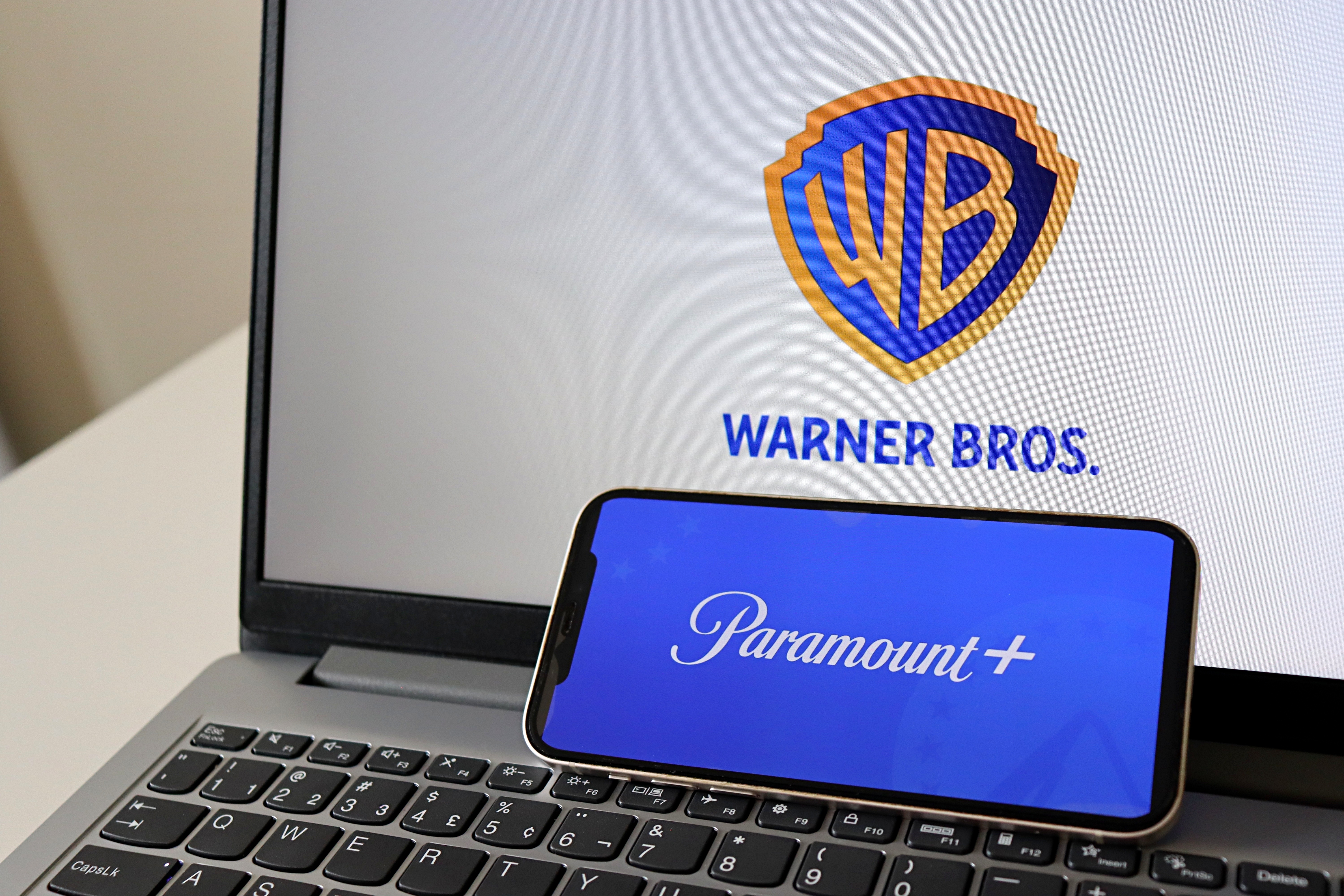 Una jueza federal suspende temporalmente la fusión entre Paramount y Warner Bros.