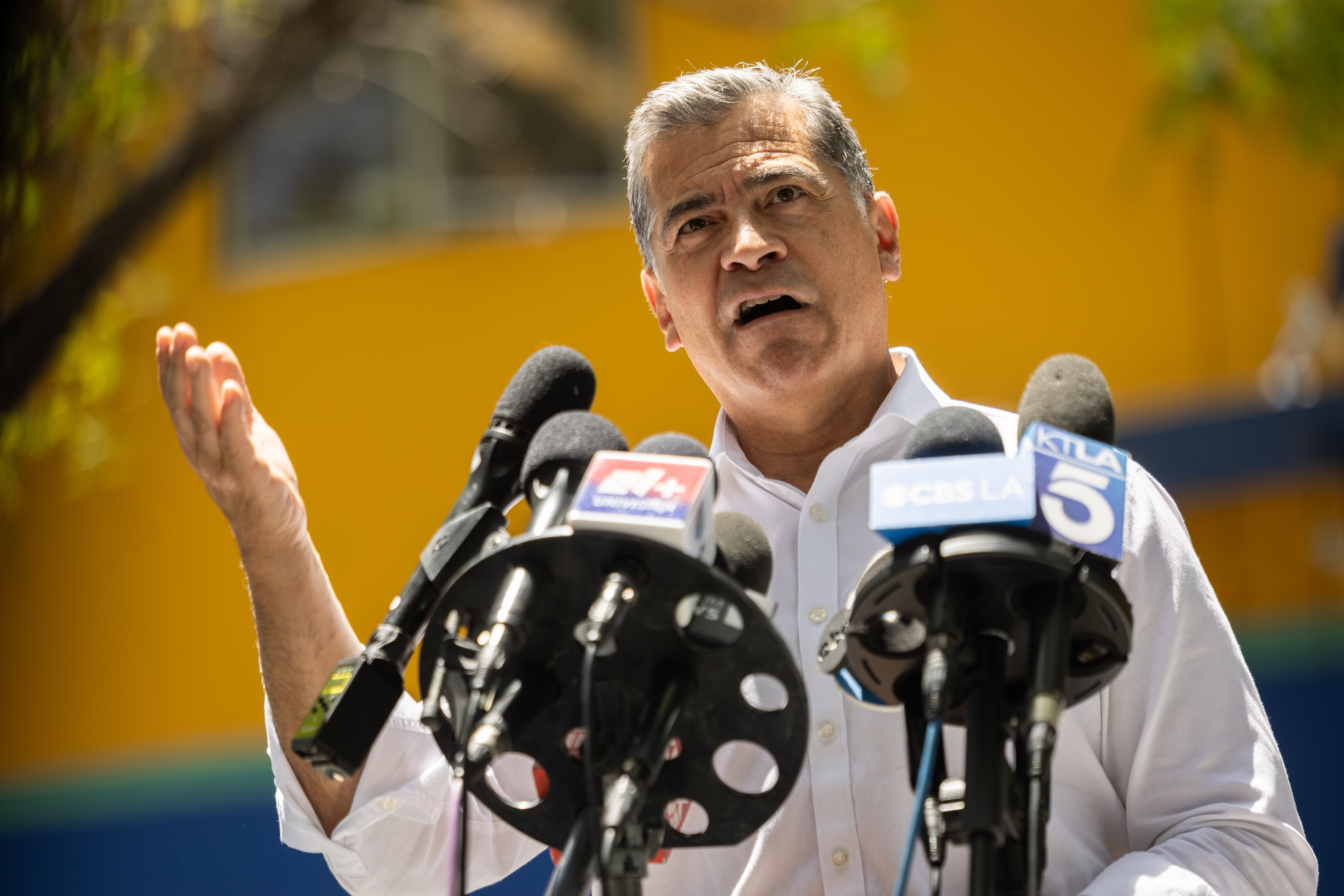 Xavier Becerra supera a Steve Hilton en encuesta para gobernador de California