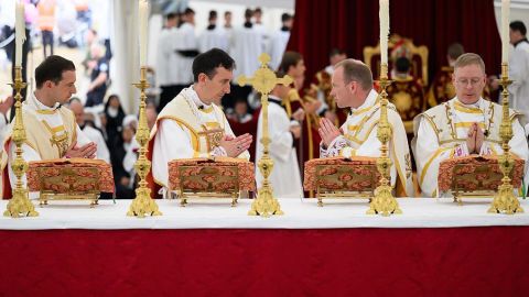El Vaticano excomulga a los obispos rebeldes del grupo de los lefebvrianos y advierte de la misma pena a sus miles de seguidores