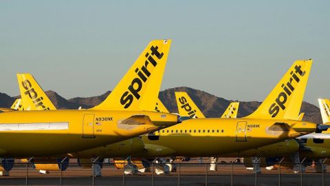 Por qué las aerolíneas de bajo costo están en crisis y qué significa esto para los precios de los vuelos