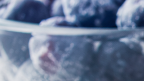 Arándanos congelados sobre una superficie de cocina