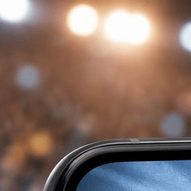 Banderas de argentina y inglaterra en un smartphone con una cancha de fútbol antes de la semifinal del Mundial 2026