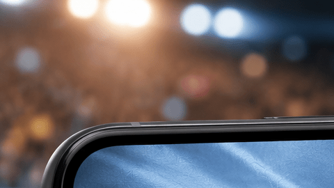 Banderas de argentina y inglaterra en un smartphone con una cancha de fútbol antes de la semifinal del Mundial 2026