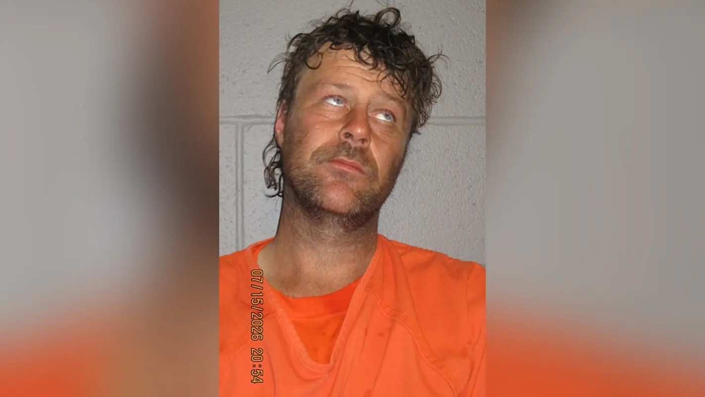 Arrestan a hombre que viajaba desnudo sobre un tren en movimiento en Colorado