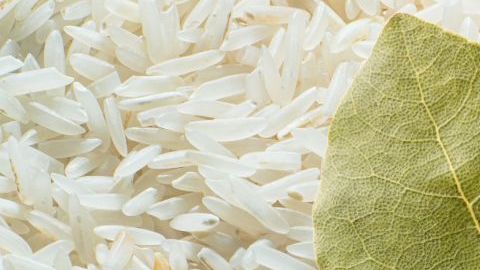 El arroz y el laurel juntos potencian la energía de la abundancia.