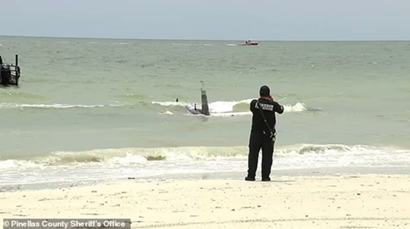 Padre e hijo sobreviven tras aterrizaje de emergencia de una avioneta frente a la costa de Florida