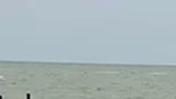 Varias personas que se encontraban en la playa observaron el descenso de la aeronave.