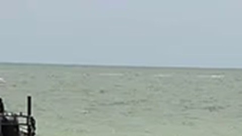 Varias personas que se encontraban en la playa observaron el descenso de la aeronave.