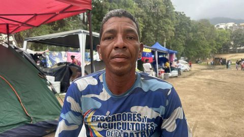 Víctor Calderón perdió a 26 miembros de su familia en el terremoto y aún intenta encontrar algunos de sus cuerpos.