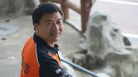 "Garabateaba" versos entre entrega y entrega: el repartidor de comida que ganó uno de los mayores premios literarios de China