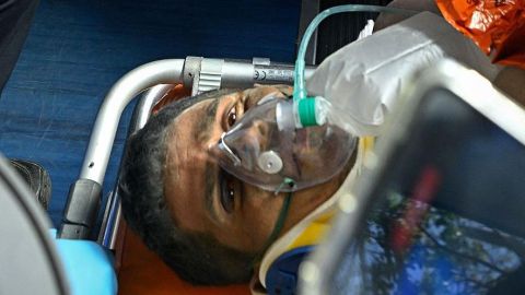 Rescatan con vida a un guardia de seguridad que estuvo 8 días bajo los escombros después de los terremotos de Venezuela