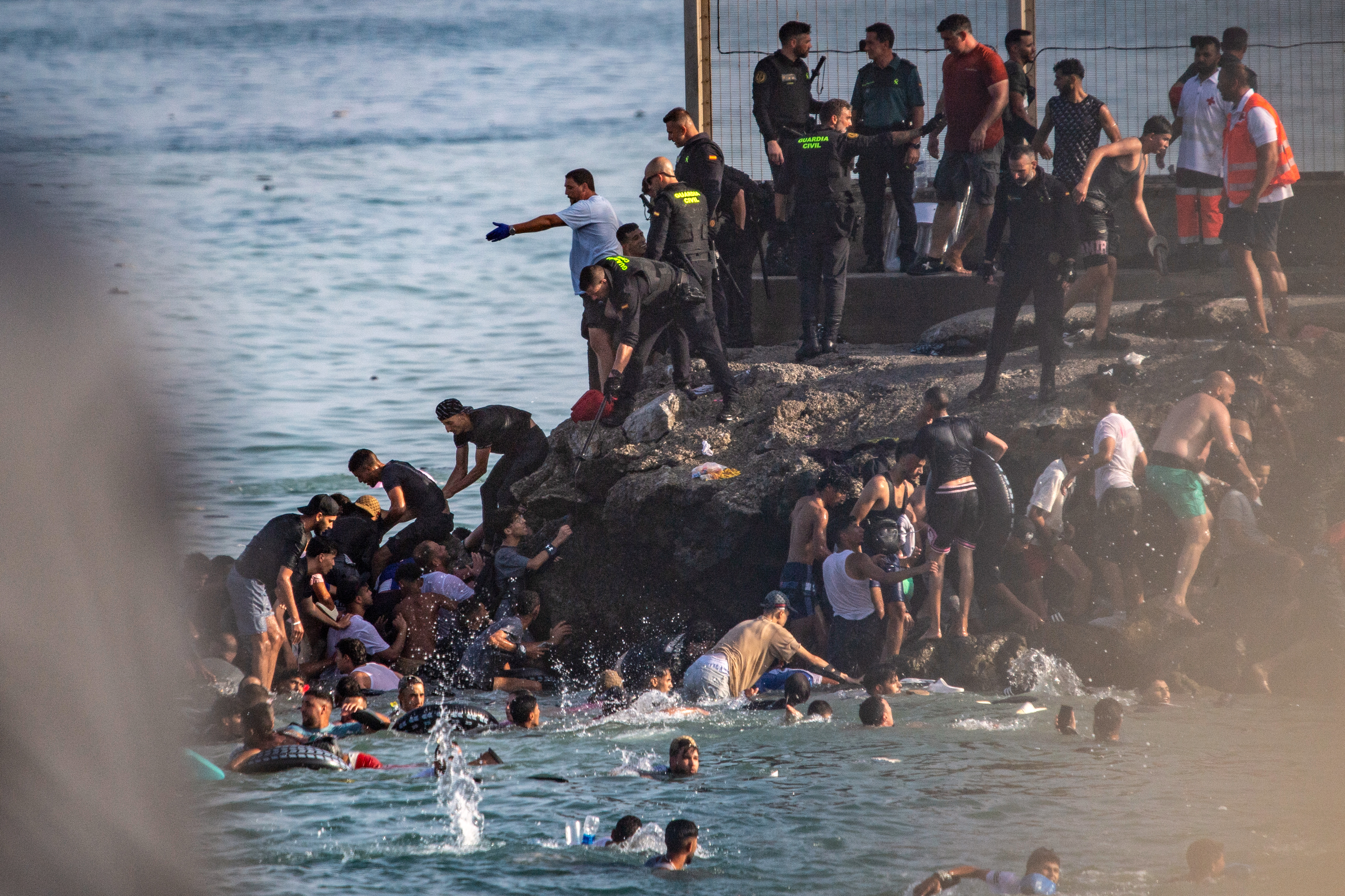 Miles de migrantes llegan a Ceuta desde Marruecos desde hace años
