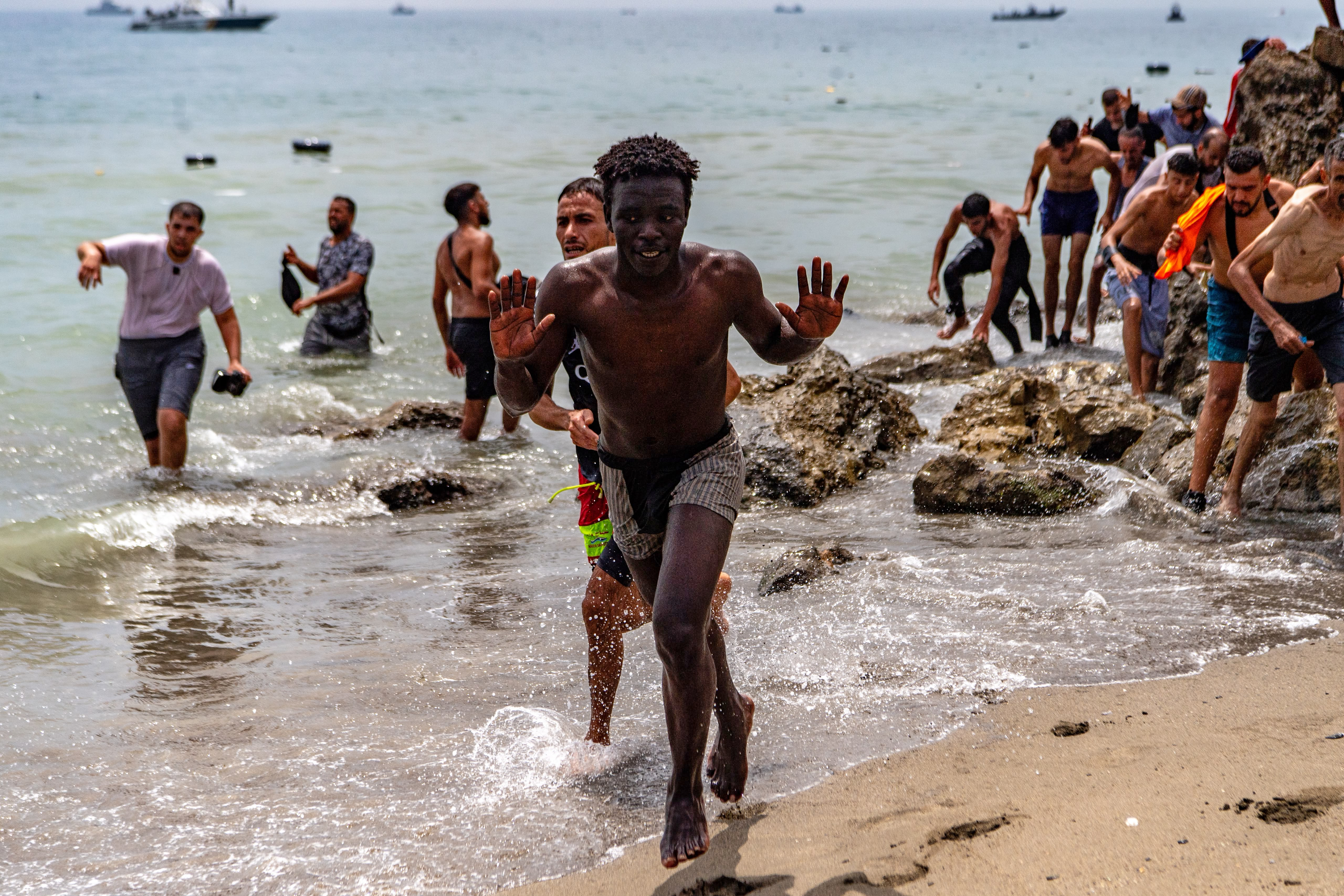 Ceuta pide ayuda urgente tras recibir 1,500 migrantes en una semana ...