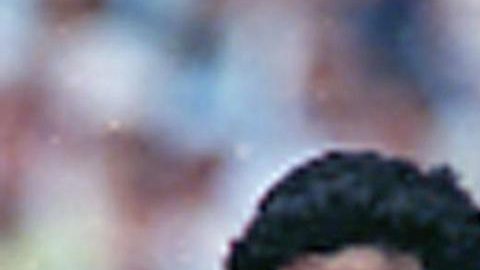 Baresi en una disputa de balón con Diego Armando Maradona.